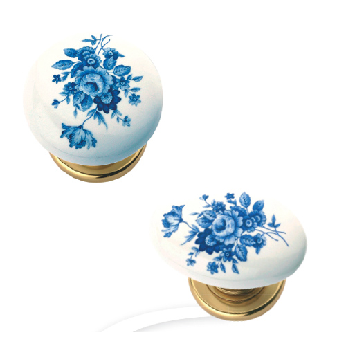 Coppia pomolo tondo con rosetta e bocchetta con viti in vista senza molla in porcellana bianca c/fiore blu